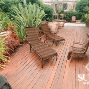 Conjunto de Espreguiçadeira em fibra sintética com puff