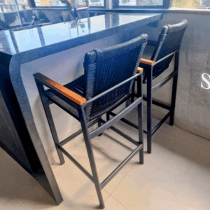 Banquetas Bistro em corda náutica e braço de madeira