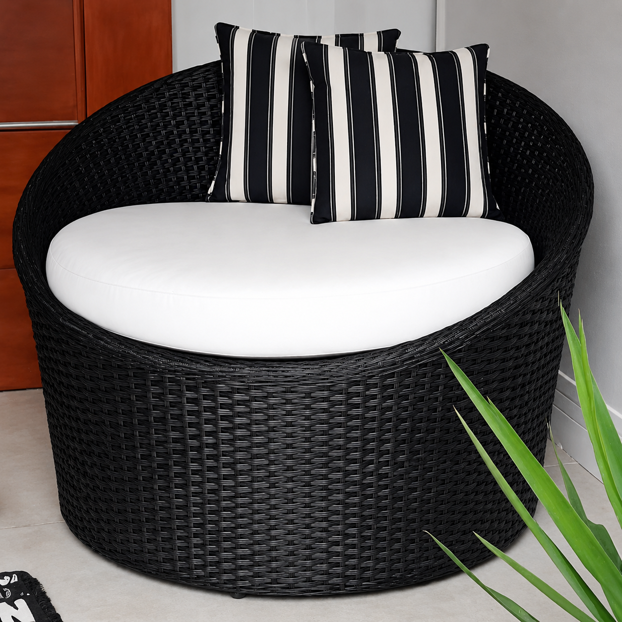 Daybed Redondo em Fibra Sintética Preta com Estofado Branco