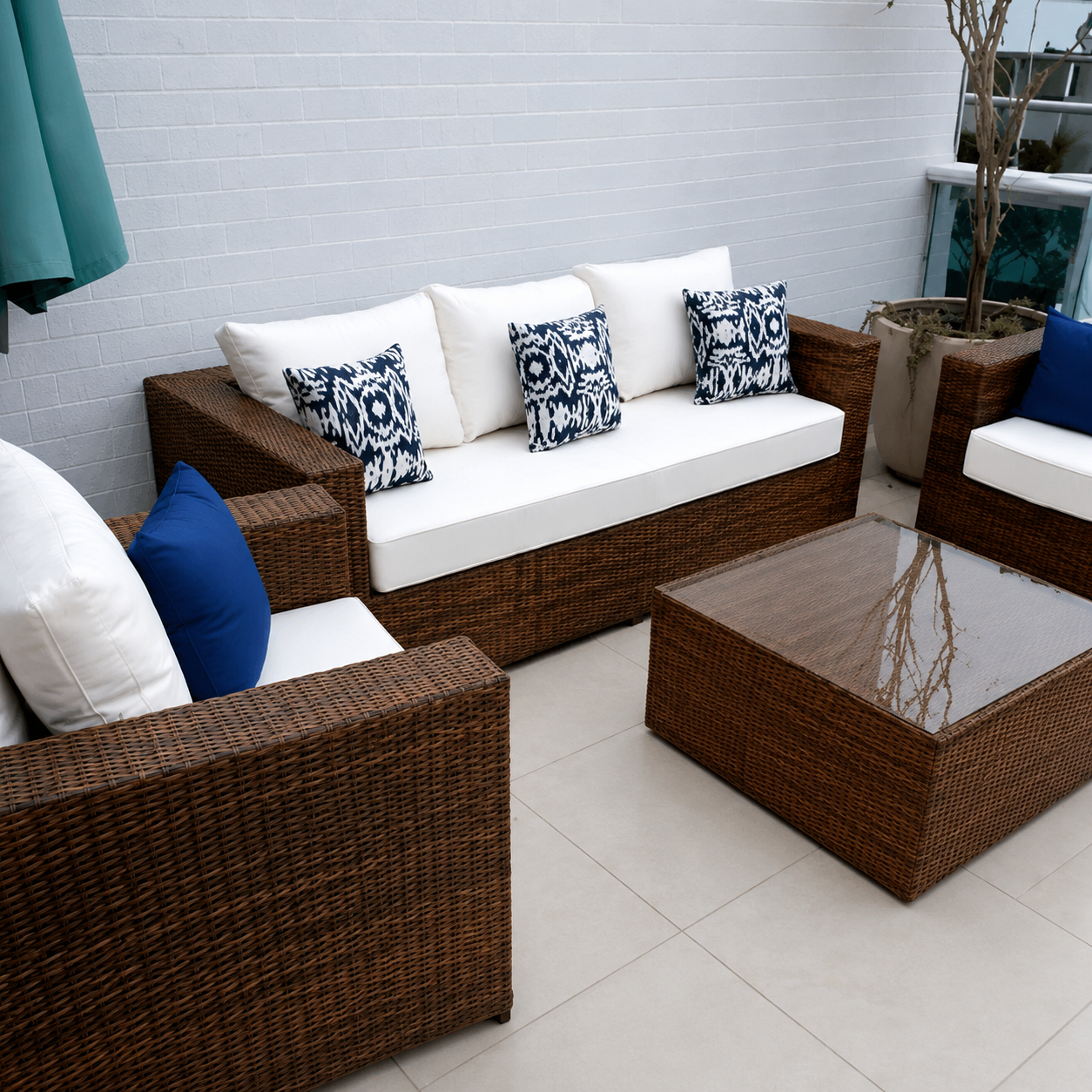 Conjunto Lounge em Fibra Sintética com Estofados Brancos e Mesa de Centro