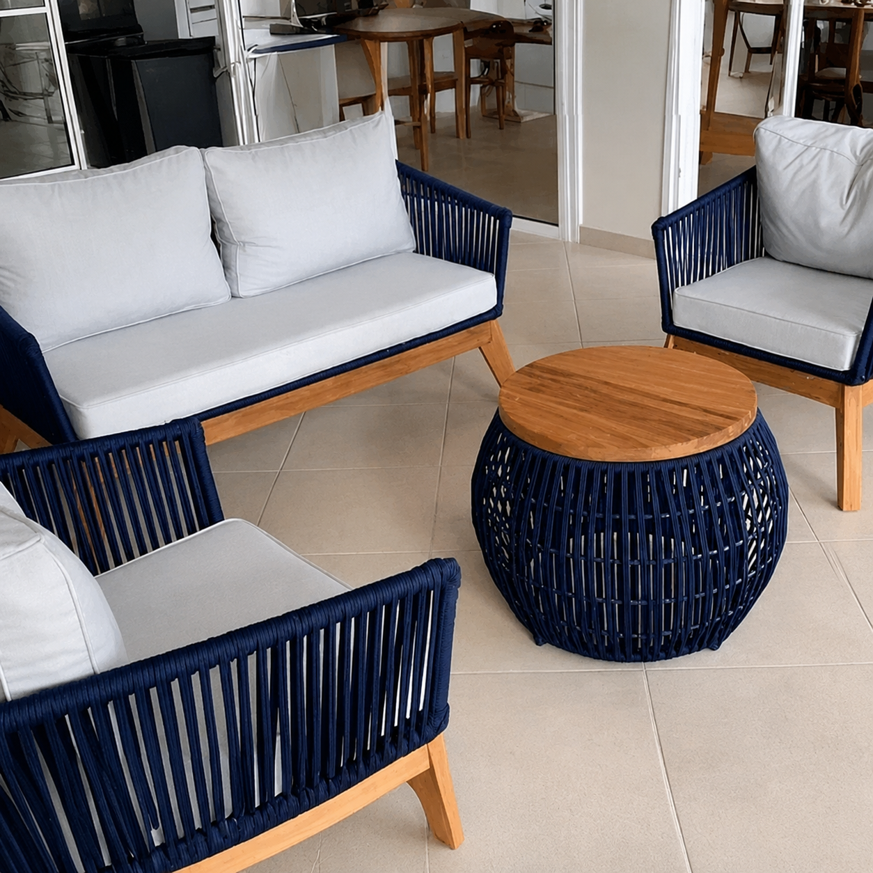 Conjunto Lounge em Madeira com Corda Náutica e Estofados Claros